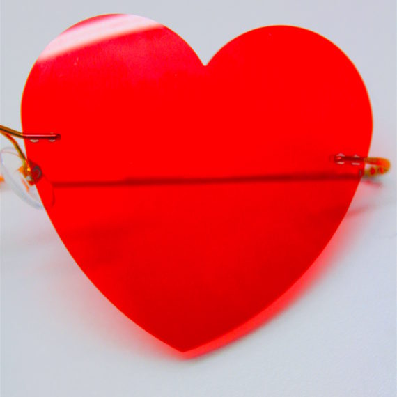 Création forme coeur sur verres rouges pour un évènement.