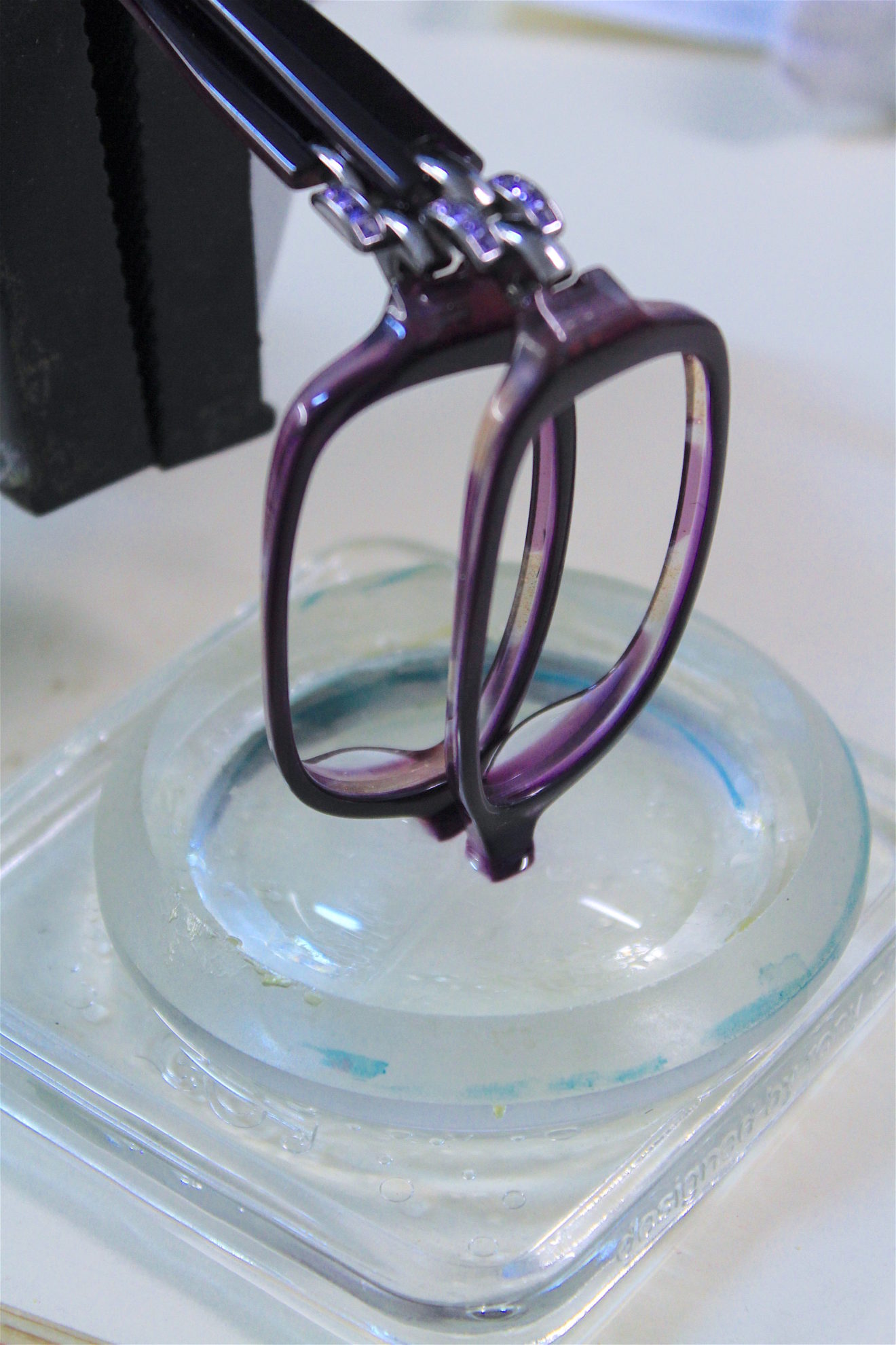 Réparation de solaires cassées en deux. Atelier de l