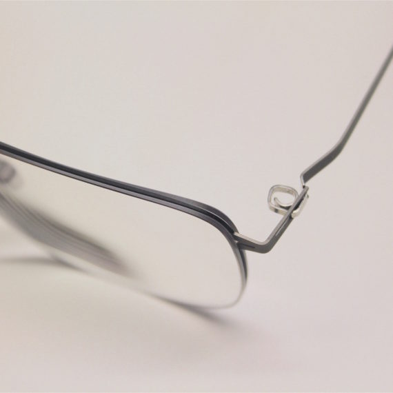 Montage de lunettes Mykita dans le cadre de notre partenariat avec le fabricant berlinois.