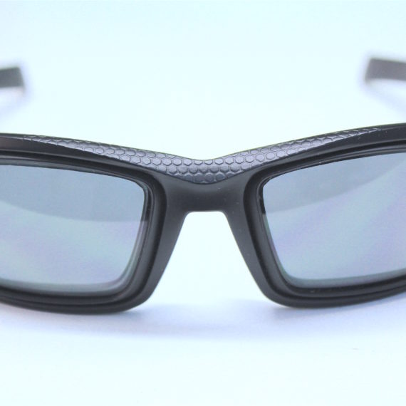 Montage de verres correcteurs sur lunettes sport Demetz nécessitant une base spéciale et un détalonnage du verre.