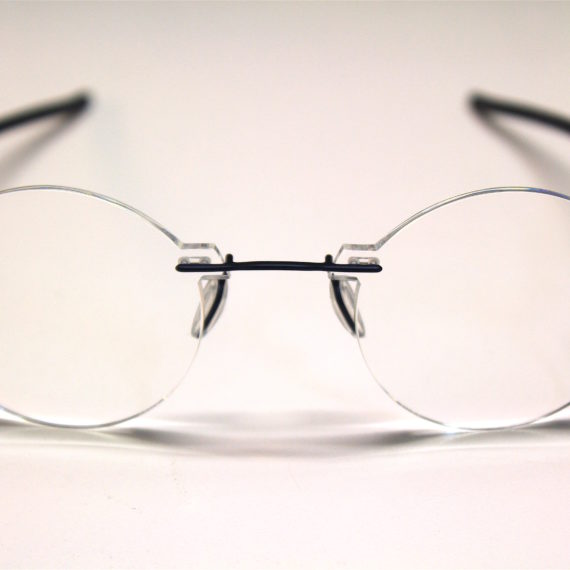 Forme exclusive pour ces lunettes Oakley percées.