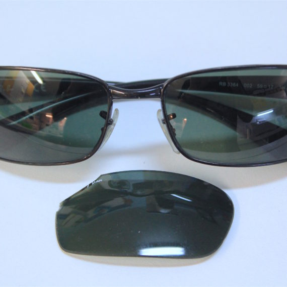 Changement de verre cassé sur monture Ray Ban solaire.