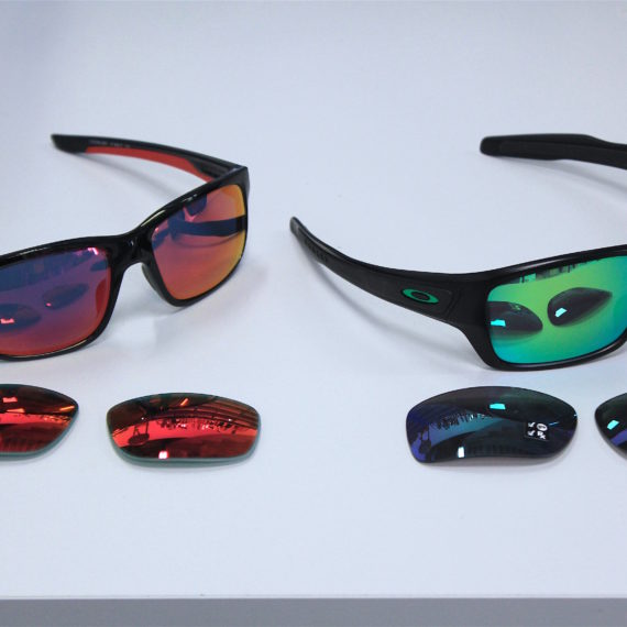 Montages de lunettes Oakley correctrices en verres blancs et verres solaires.