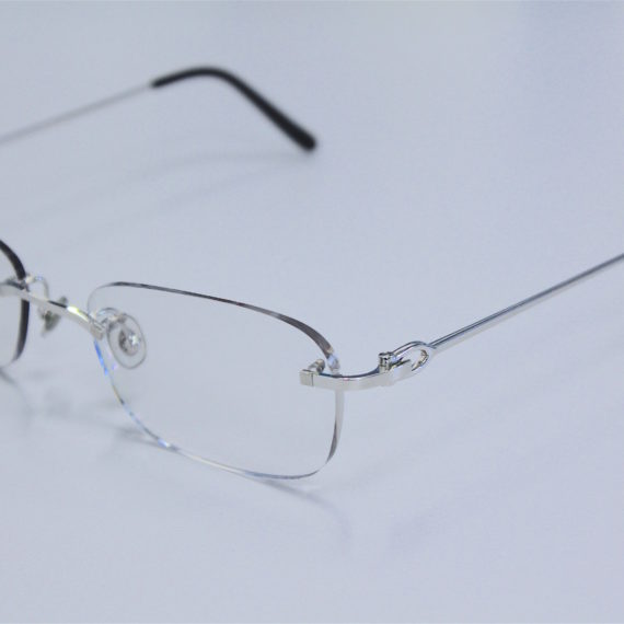 Montages de lunettes percées Cartier, minima et Carrera avec formes sur-mesure.