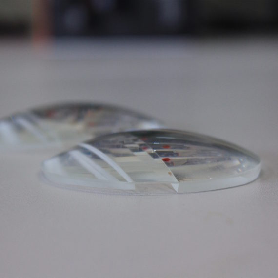 Montage verre trifocal par collage face arrière en minéral base 6 avec partie intermédiaire très fine.