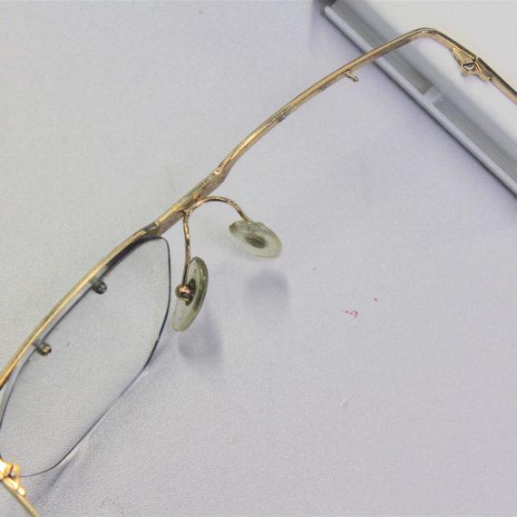 Réparation de lunettes CARRERA vintage (brasure, laquage, remontage).