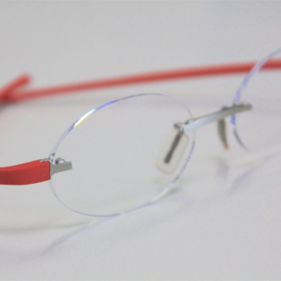 Verres ovales sur-mesure sur lunettes Tag Heuer.