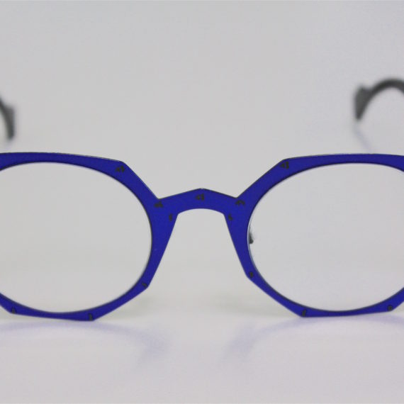 Lunettes Théo aux verres asymétriques.