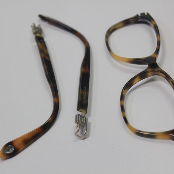 Polissage complet pour lunettes GIVENCHY acétate.