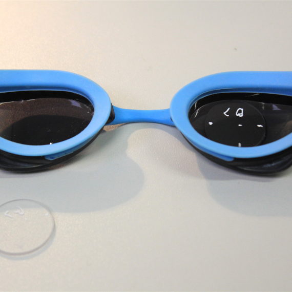 Installation de verres correcteurs sur lunettes de natation Arena en collaboration avec le verrier ADN OPTIS.