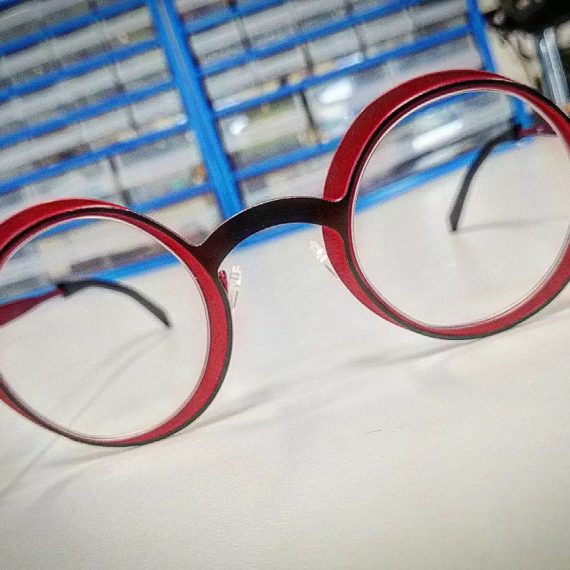 Lunettes Theo à verres asymétriques. Original mais discret tout de même. Toujours un plaisir de travailler sur un tel niveau de qualité en terme de finition.