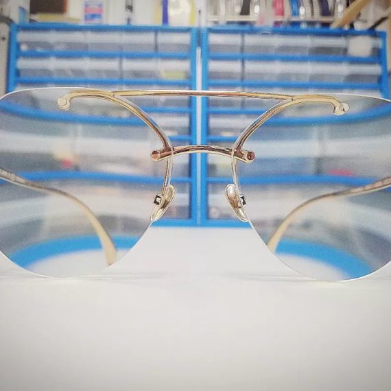 Lunettes Chanel percées.