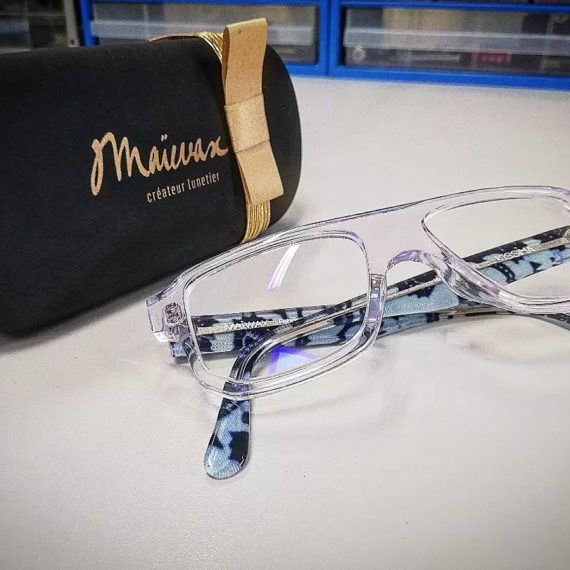 Lunettes sur-mesure Maïwax . Particularité : le tissu wax inséré dans les branches.